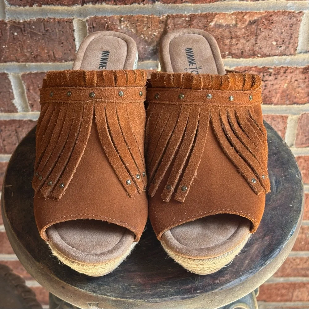 New Minnetonka Quinn Rust Suede Fringe Jute Wedge Sandals Peep Toe Mule Size 8